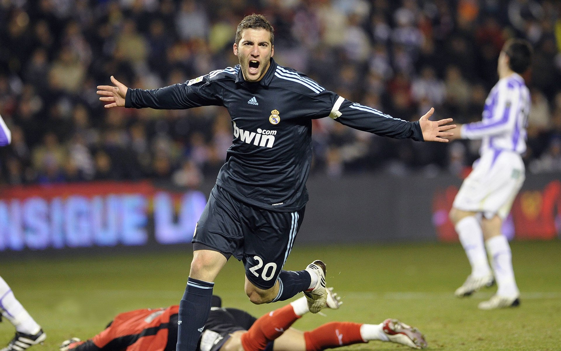 多特蒙德力克希腊,莱万状态火热,黄黑军团的战术胜利与锋线之王的完美回归